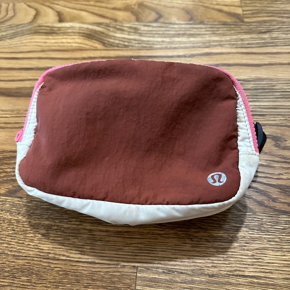 Lululemon Everywhere belt bag in used condition
